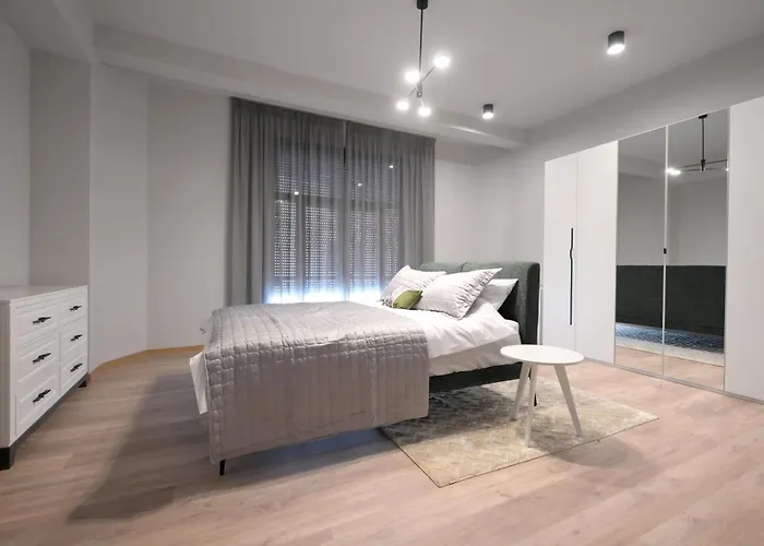 Umbrella Street Center Luxury 2 Bedroom