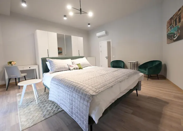 Umbrella Street Center Luxury 2 Bedroom